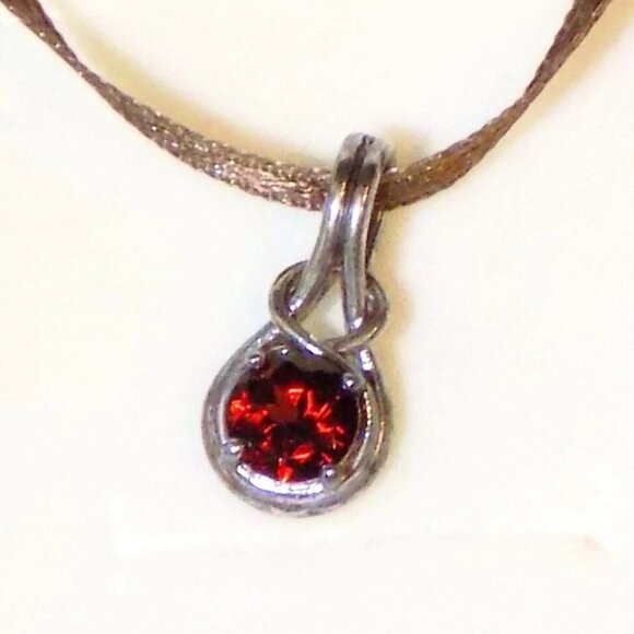 New in Box Angara 925 Sterling Silver Round 1 Carat Garnet Knot Pendant - Picture 2 of 5